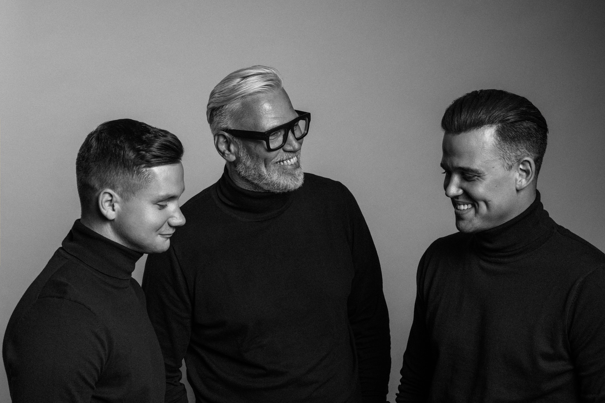 Christian Sadjak, Lukas Sadjak und Alexander Trolp in schwarzen Rollkragenpullovern